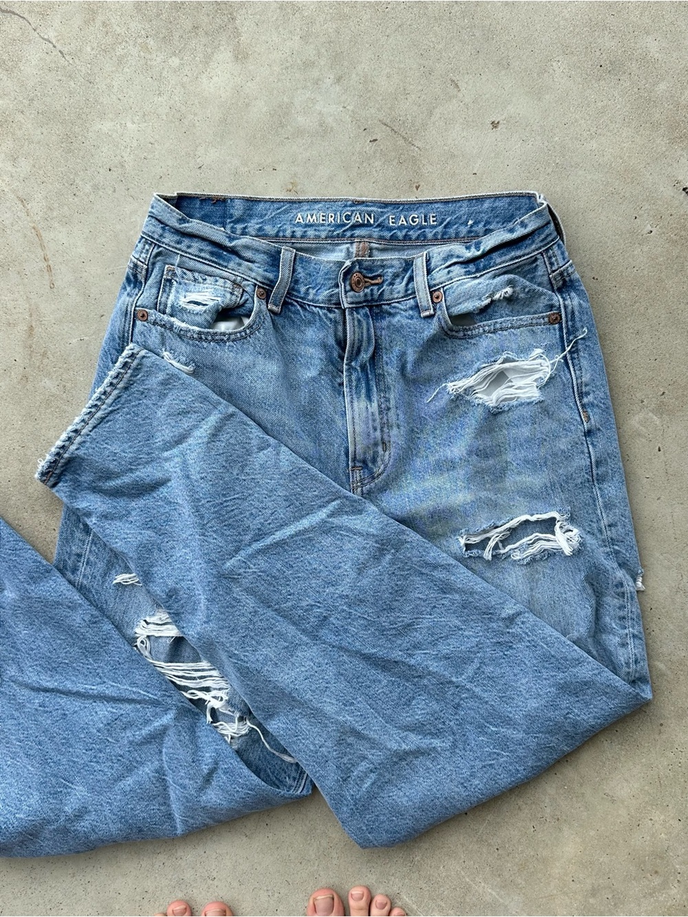 American Eagle Distressed Mom Jeans | Size 2 (US) | Light Wash Denim